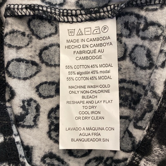 Michael Kors woman’s black white snow leopard scoop neck logo ruffle sleeve M - Picture 8 of 12